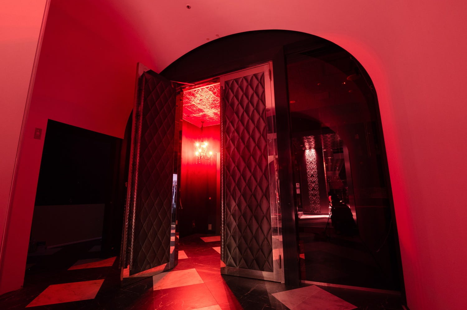 銀座に新クラブ「ラックス・トウキョウ(LUXE TOKYO)」ハッピーアワーにはビュッフェ形式の食事提供も