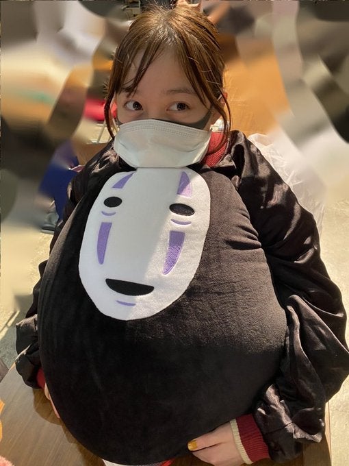 橋本環奈「千と千尋の神隠し」“カオナシクッション”に埋もれる「すっぴん？」「可愛すぎ」と話題