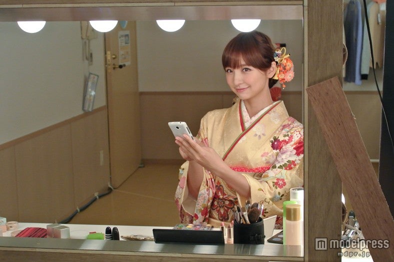 篠田麻里子／新CM「手のひら年賀状」編