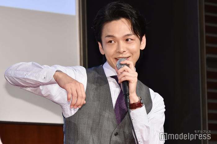 中島健人が肩に肘を置いている図を説明する中村倫也(C)モデルプレス