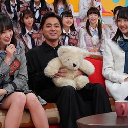 山田孝之、AKB48グループメンバーの“胸キュン力”を審査!『AKBINGO!』