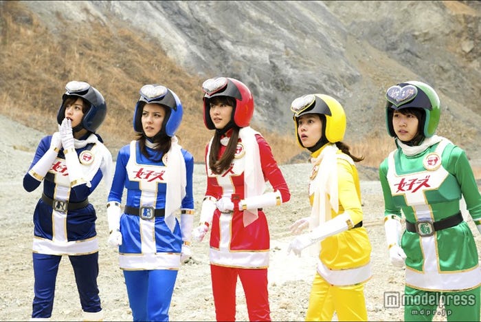 (左より)山本美月、藤井美菜、桐谷美玲、高畑充希、有村架純(C)2014「女子ーズ」製作委員会