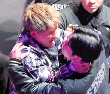 「俺が負けてるからって舐めやがって！」BD騒然 大阪問題児喧嘩自慢が古着屋店員と大乱闘 服破り、壮絶な顔のつかみ合いも セキュリティーに殴りかかろうする場面も