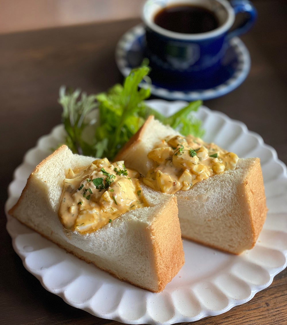 トリュフタマゴサンドとザ・ベルウッドオリジナルブレンド／画像提供：SG Group