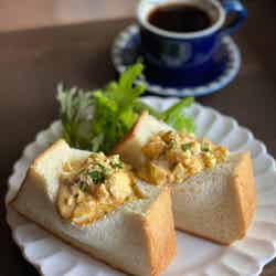 トリュフタマゴサンドとザ・ベルウッドオリジナルブレンド/画像提供:SG Group