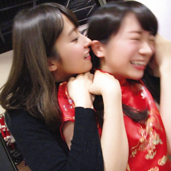 衛藤美彩に襲われて少しうれしそうな秋元真夏（撮影：堀未央奈／提供写真）