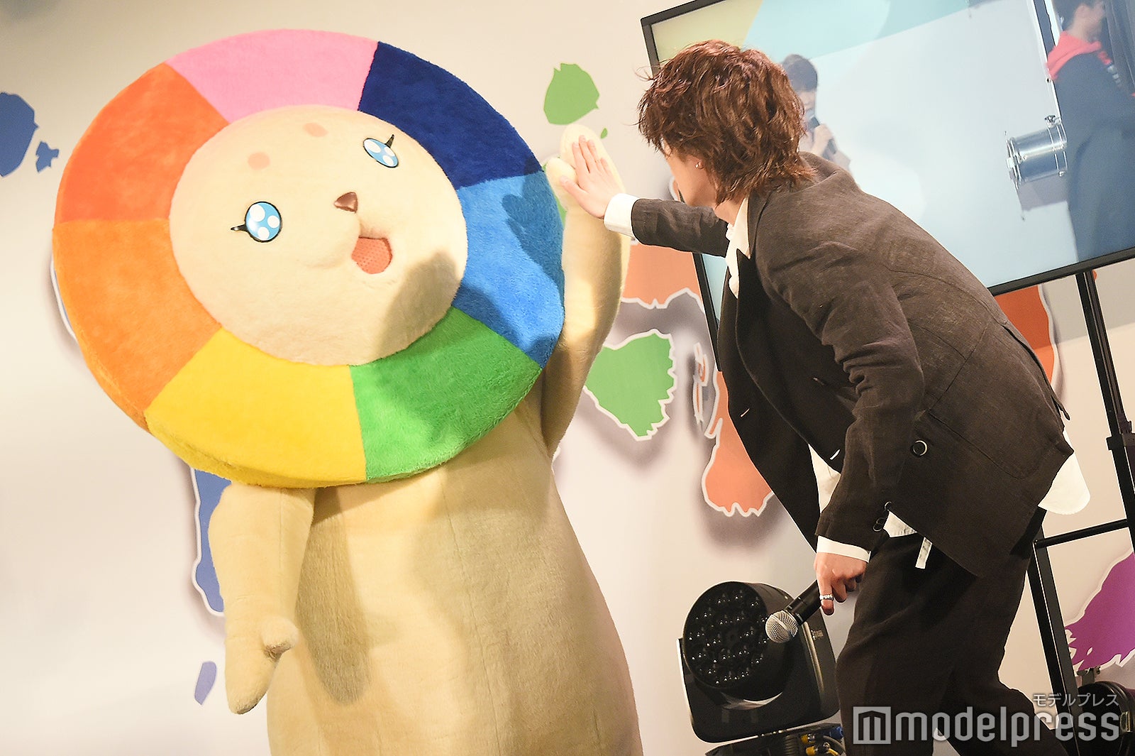 MXのマスコットキャラクターゆめらいおんとハイタッチする森田美勇人 （C）モデルプレス