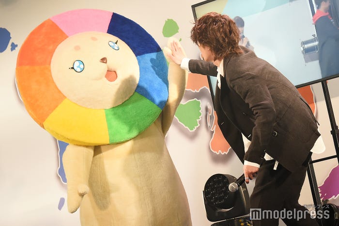 MXのマスコットキャラクターゆめらいおんとハイタッチする森田美勇人 (C)モデルプレス