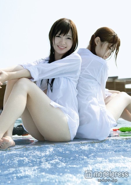 左から：白石麻衣、松村沙友理／乃木坂46ファースト写真集「乃木坂派」より