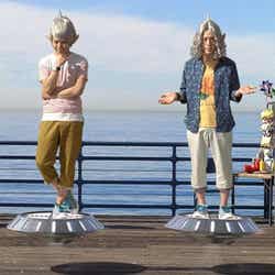 (左から)綾部祐二、又吉直樹/「クロップドパンツピース星人L.A.ナンパ」篇