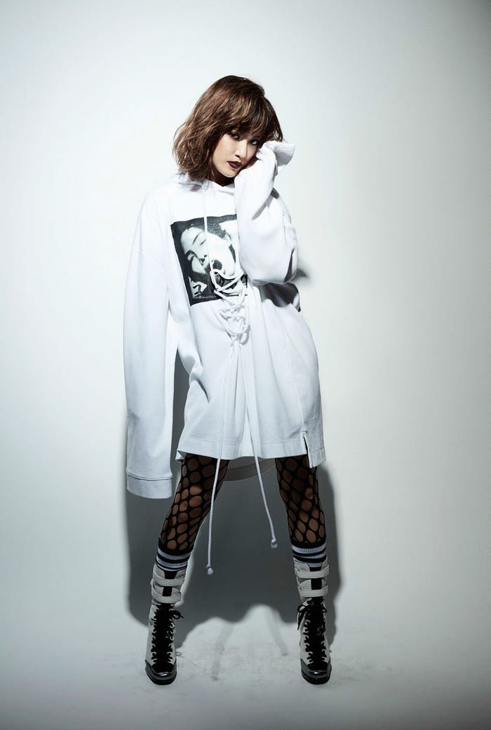 藤井萩花/「UNIVERSE」デビュー記念盤より(C)Sony Music Labels Inc.