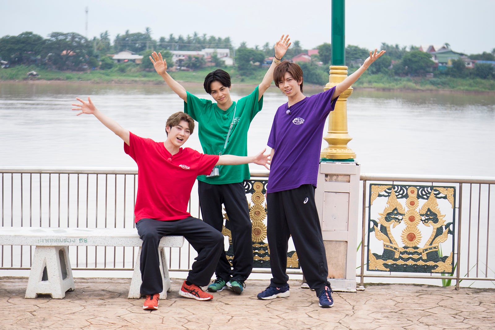 （左から）ユーキ、タクヤ、リョウガ（C）「超特急！タイ食べ鉄旅」製作委員会