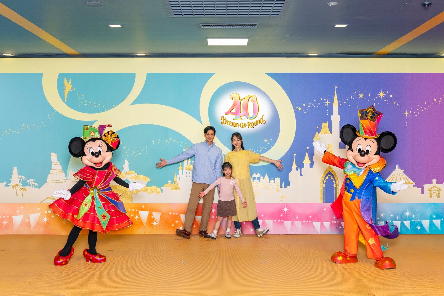 ディズニーの仲間たちと記念撮影のイメージ（C）Disney