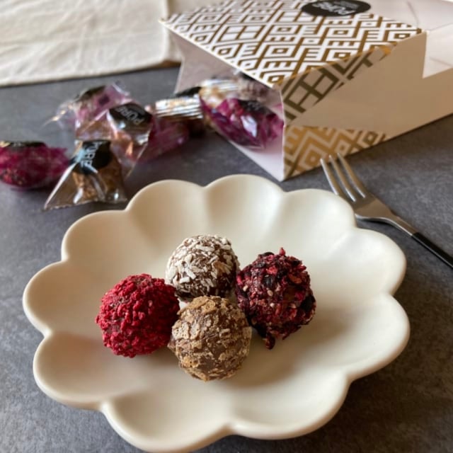 4種類をお皿にのせた成城石井ピュア社トリュフアソート