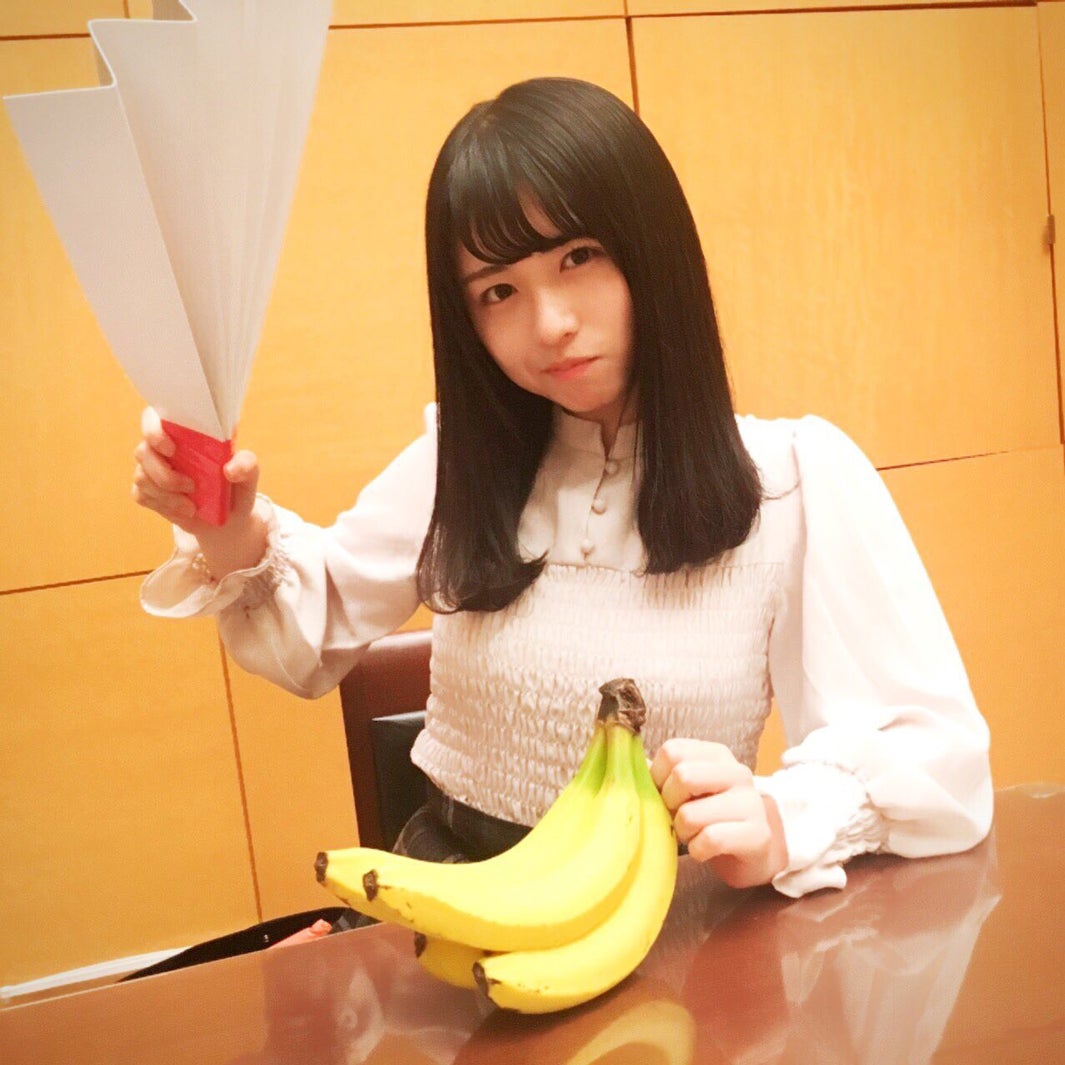 長濱うる（売る）／バナナのたたき売りに挑戦している長濱（提供写真）