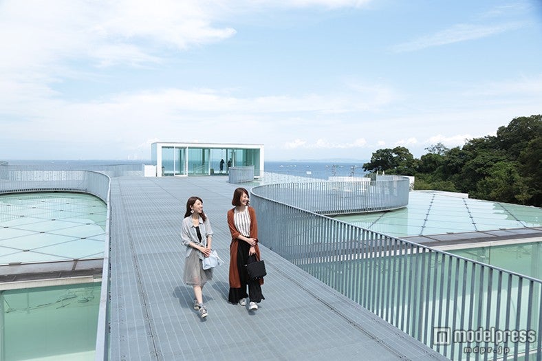 地元の人が気軽にアートに触れられるよう作られた「横須賀美術館」／敷地が広くゆったりした空気に包まれている／駐車場有り