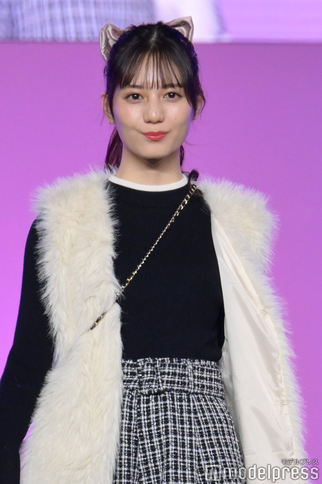 日向坂46小坂菜緒、ミニ丈ボトムスで美脚輝く “猫ポーズ”で会場