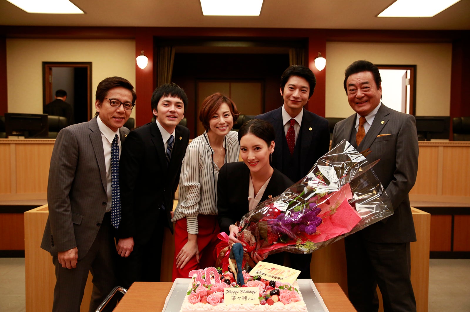 菜々緒 リーガルv 出演者からサプライズ誕生会 菜々緒ポーズ ケーキに一同驚き モデルプレス 菜々緒 リーガルv 出演者からサプライズ誕生会 菜々緒ポーズ ケーキに一同驚き モデルプレス