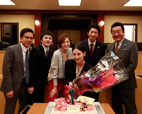 菜々緒「リーガルV」出演者からサプライズ誕生会 “菜々緒ポーズ”ケーキに一同驚き