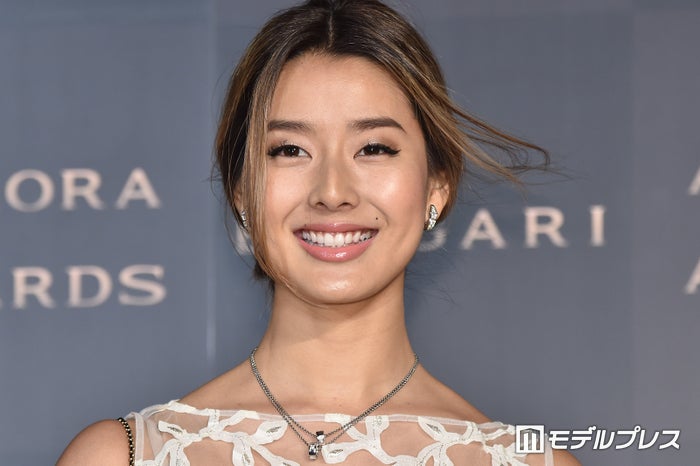 すみれ、爽やか新ヘア＆美ウエスト披露「ナチュラルなのに色気がある」「ヘルシーでかっこいい」と絶賛の声