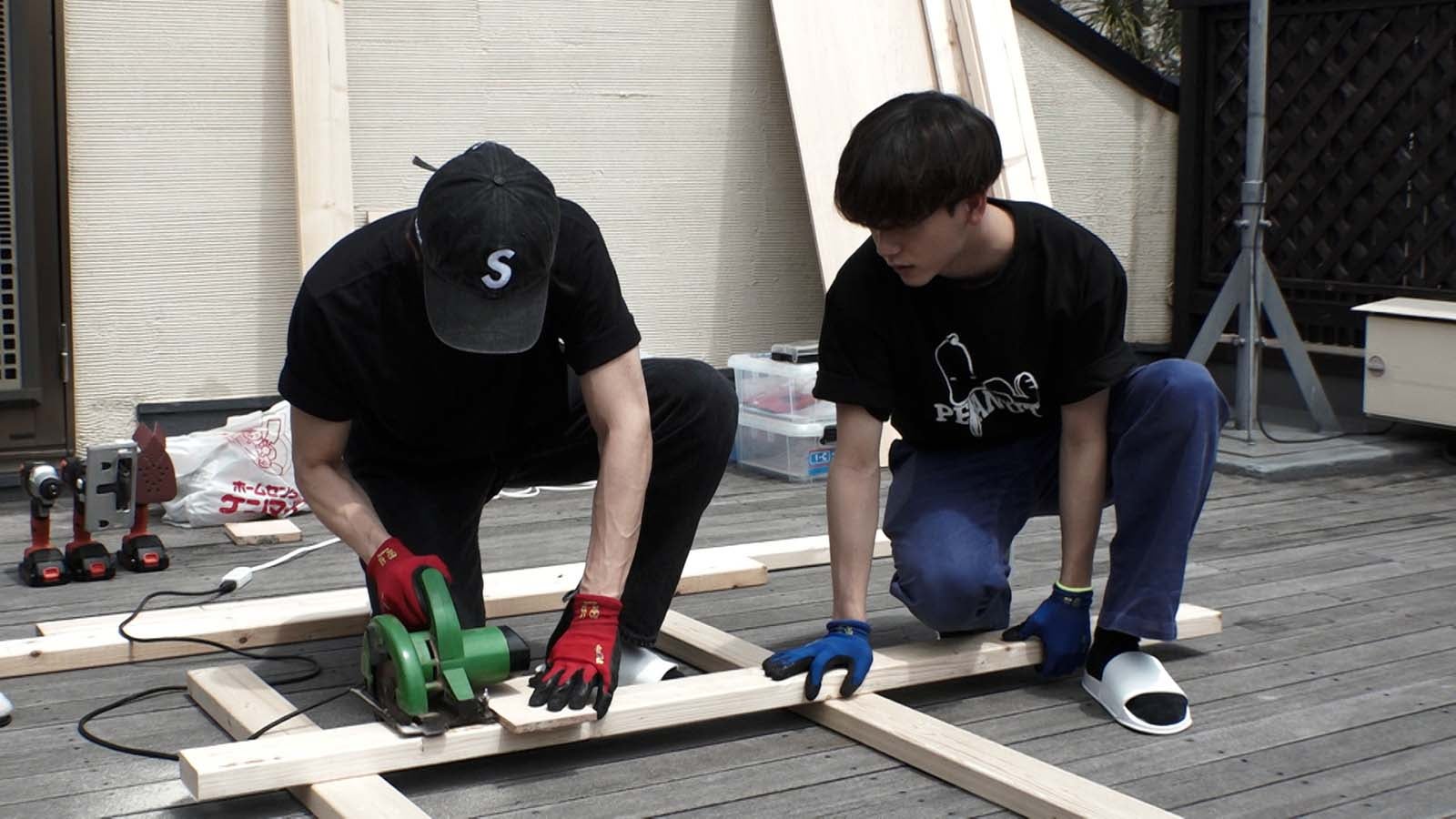 テーブル制作中の澤本夏輝＆中島颯太／「The Usual Night いつもの夜」第5話より（C）ABCテレビ