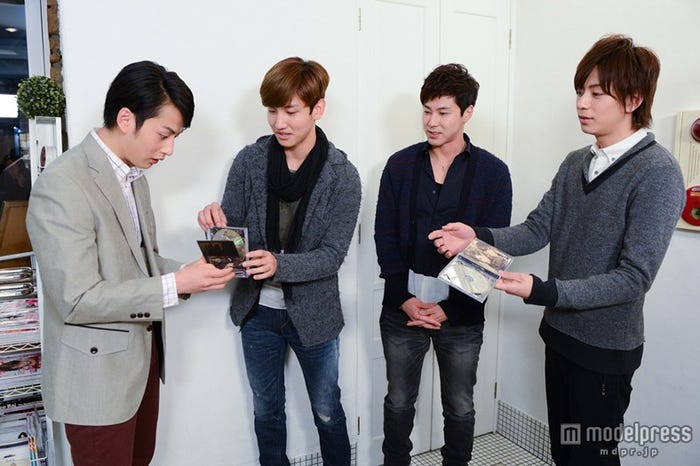 すっかり打ち解けた4人 左から石黒英雄、チャンミン、ユンホ、三浦翔平/画像提供:関西テレビ