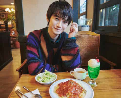 本郷奏多、ノスタルジーな雰囲気で魅了 “昭和レトロ”なカレンダー決定
