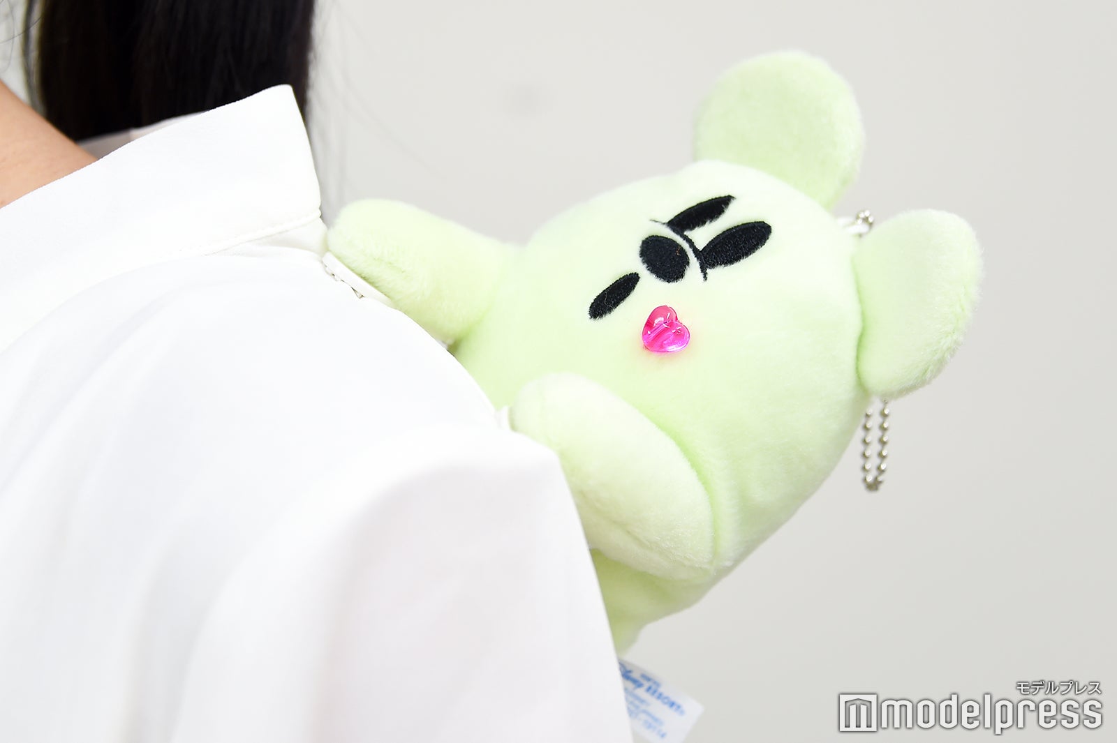 肩に乗せるともっと可愛い！ （C）モデルプレス（C）Disney