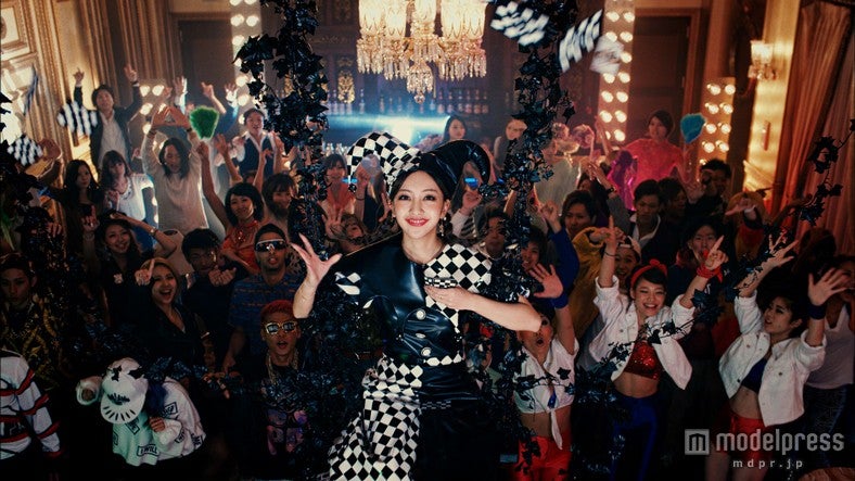 板野友美／「COME PARTY！」より（C）キングレコード