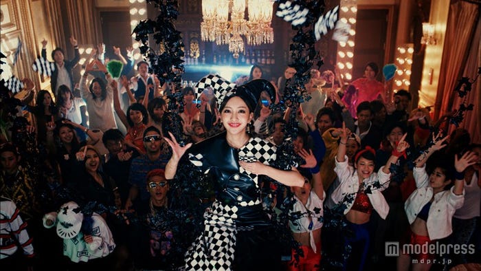 板野友美/「COME PARTY!」より(C)キングレコード