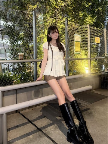 26歳アイドル、美脚にくぎ付け！ ショートパンツからおみ足スラリ「細くて長くて綺麗」