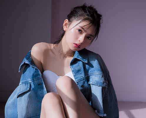 乃木坂46齋藤飛鳥、輝く美脚&デコルテあらわの“大胆”肌見せ