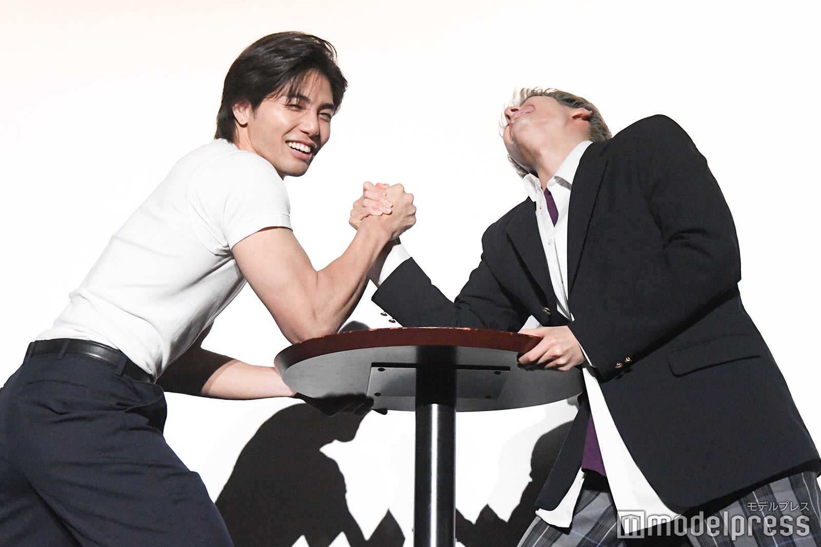 余裕の表情を見せる武知海青、長谷川慎（C）モデルプレス