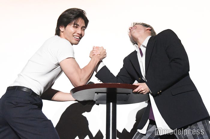 余裕の表情を見せる武知海青、長谷川慎(C)モデルプレス