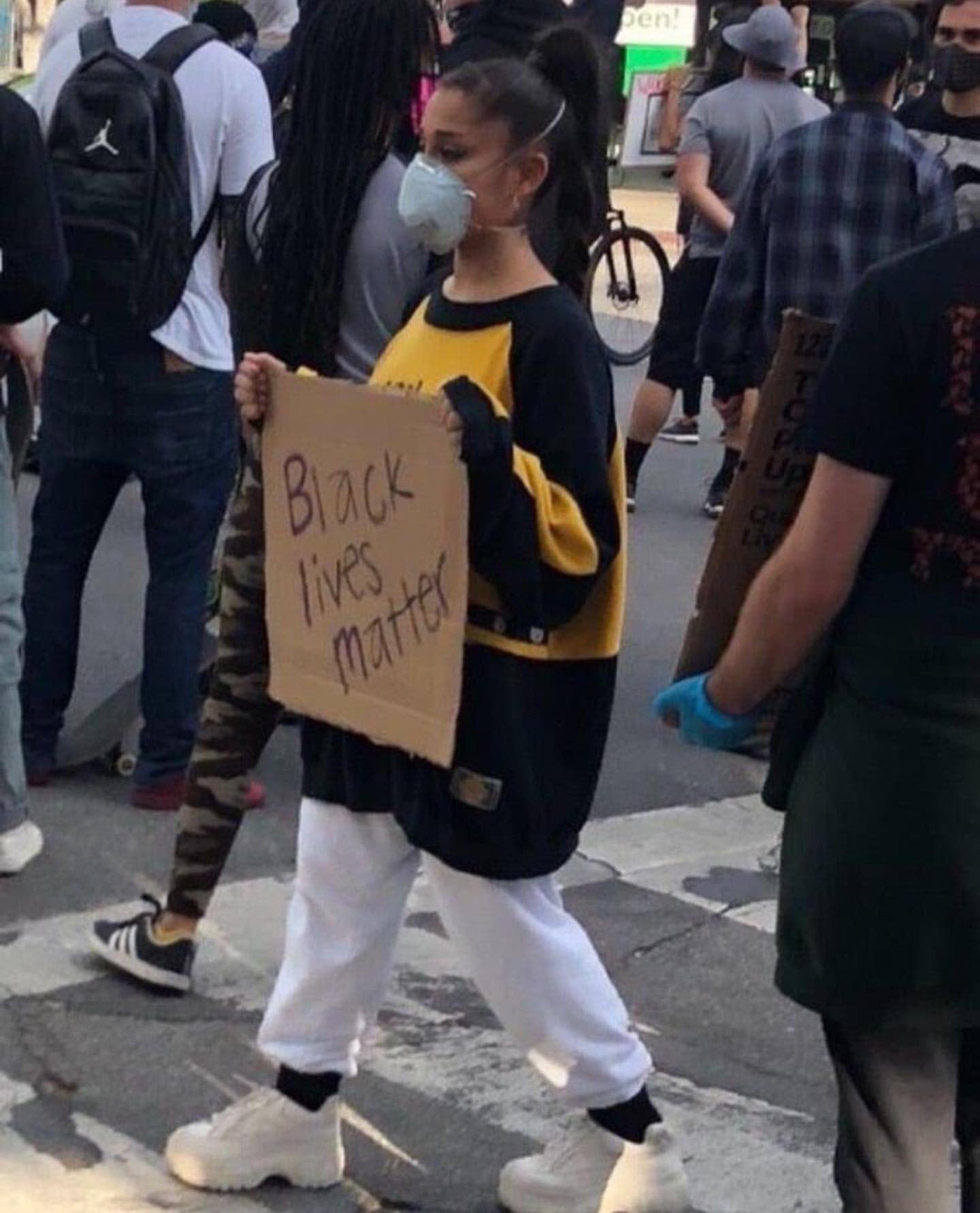 アリアナ・グランデ、黒人差別抗議デモ参加「平和的な抗議も報道して」と訴え