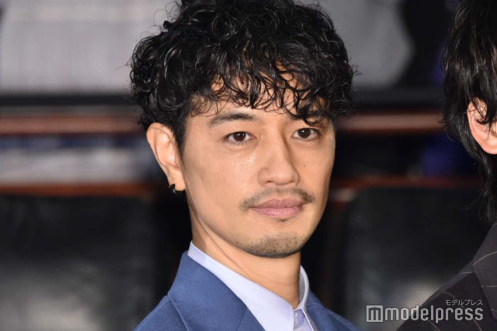 デフォルトが“ニヤニヤ”の斎藤工(C)モデルプレス
