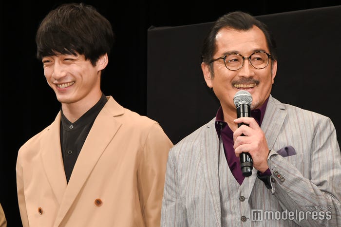 坂口健太郎、吉田鋼太郎(C)モデルプレス