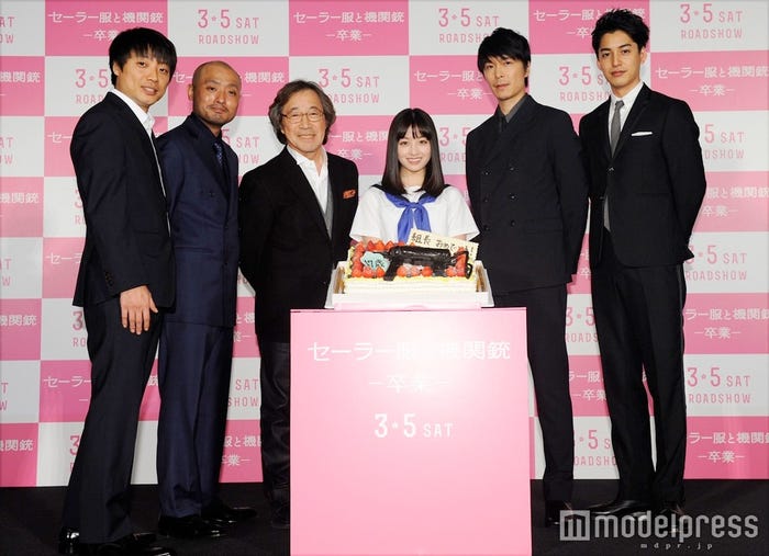 (左から)前田弘二監督、宇野祥平、武田鉄矢、橋本環奈、長谷川博己、大野拓朗