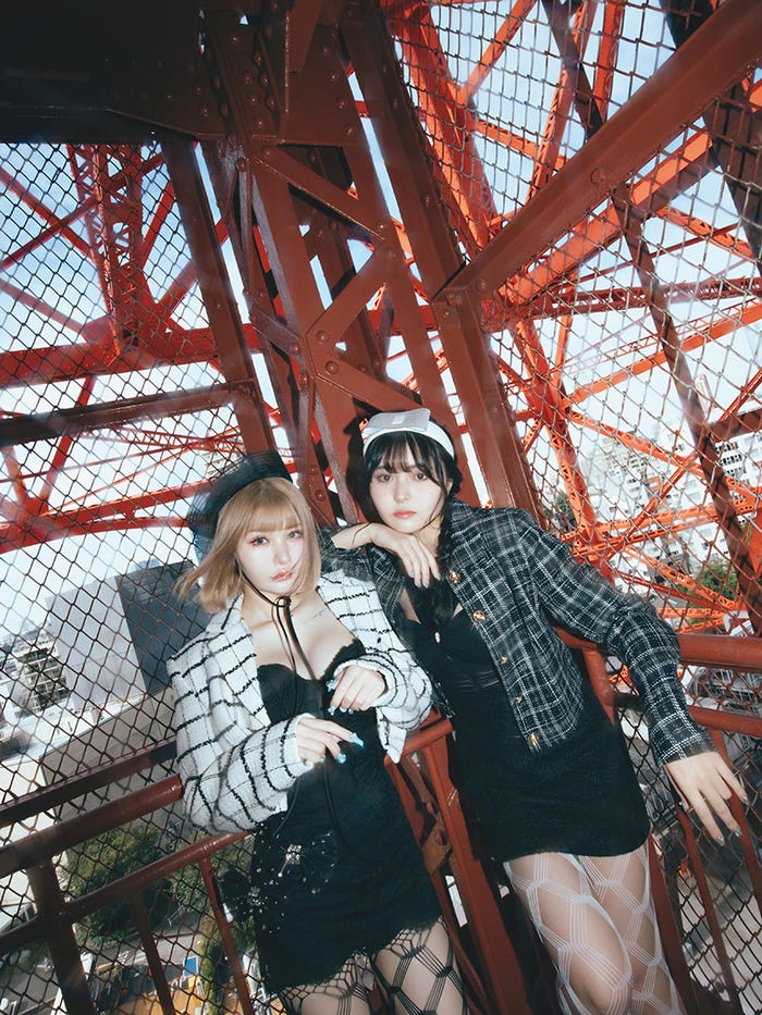 戦慄かなの、頓知気さきな「femme fataleビジュアルブック」より