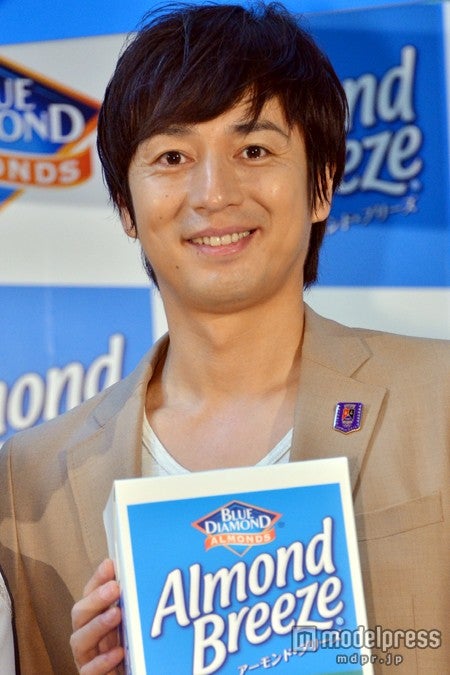 「アーモンドブリーズ発売記者発表会」に登場した徳井義実