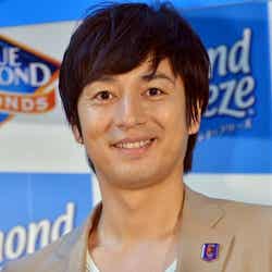 「アーモンドブリーズ発売記者発表会」に登場した徳井義実