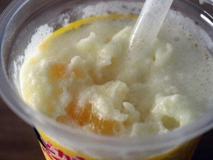 パイナップル果肉はストローを通るサイズなので、氷と一体感のある味わいが楽しめます