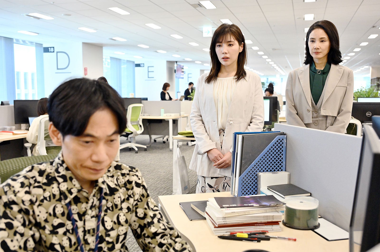 板倉俊之、仲里依紗、吉田羊（C）「不適切にもほどがある！」最終話より