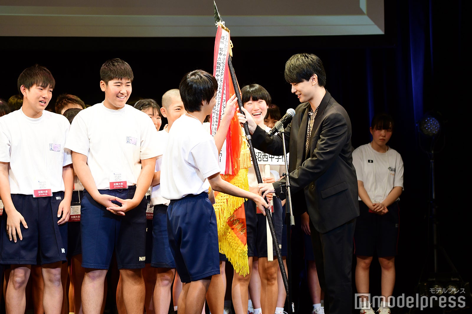 吉沢亮（右）（C）モデルプレス