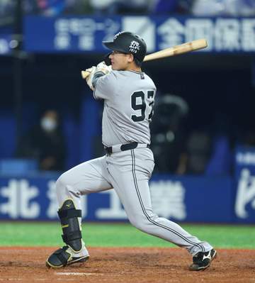 巨人・橋上監督代行「単なる直感で外野フライはちょっと打てるかな」 四回1死一、三塁で強攻策、投手の井上が右犠飛 右翼の頭上を越えそうな大飛球
