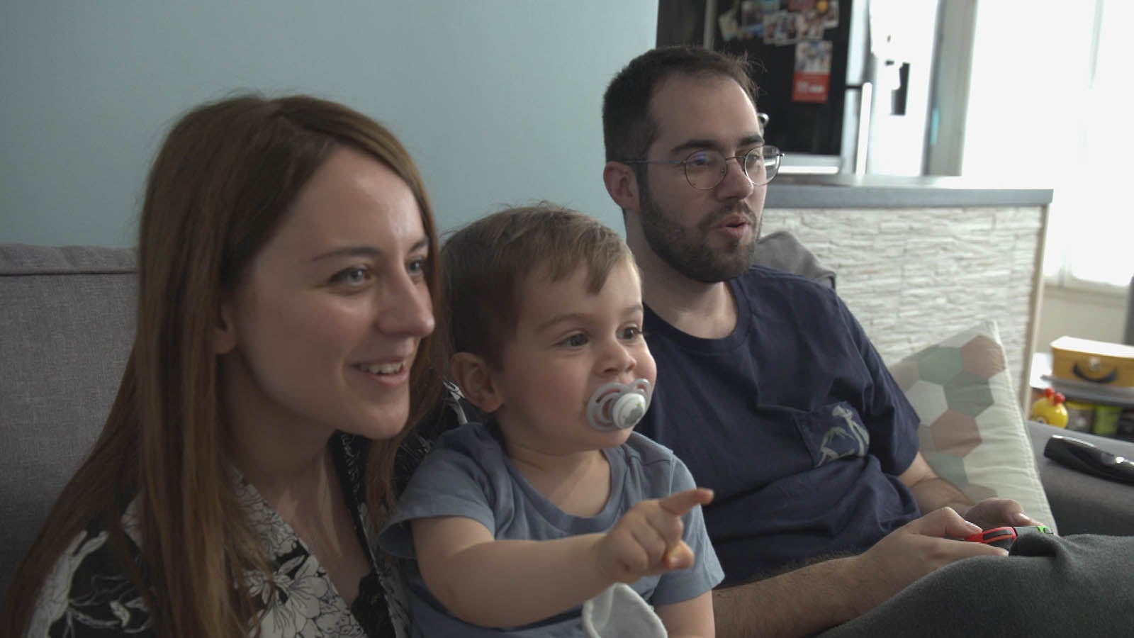 フランスでPACSを締結したカップルと子ども（C）NHK