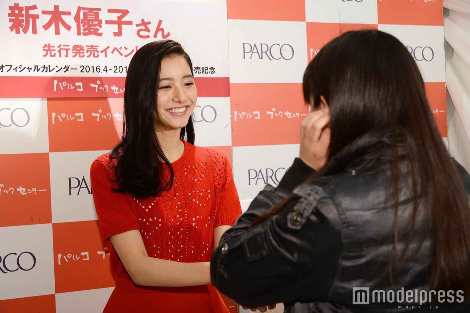 ファンと握手する新木優子（C）モデルプレス