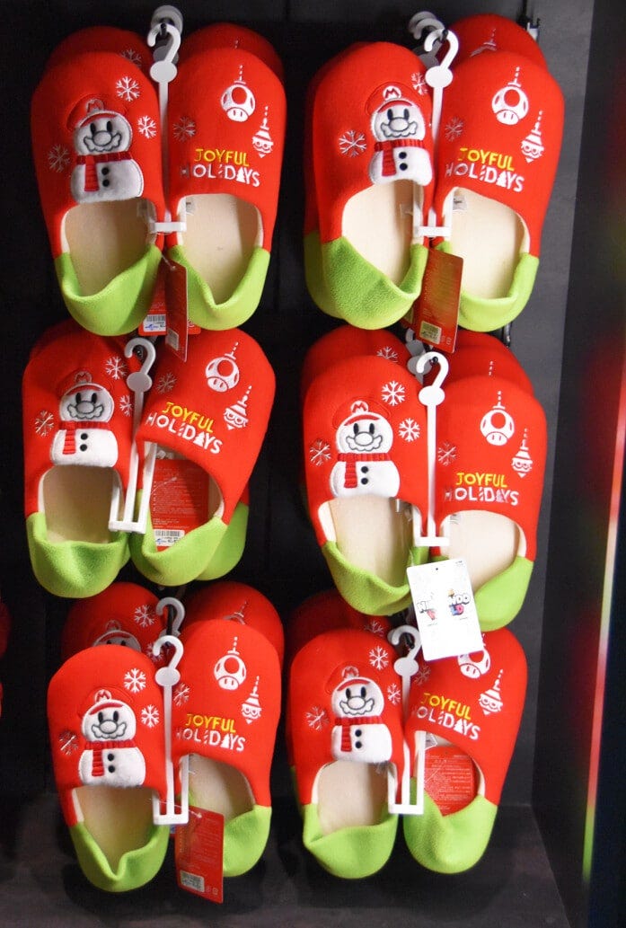 マリオの雪だるまがデザインされたルームシューズ 2800円。「ワンナップ・ファクトリー」などで販売