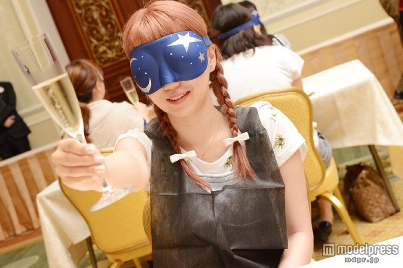 乾杯／モデル：河西里音