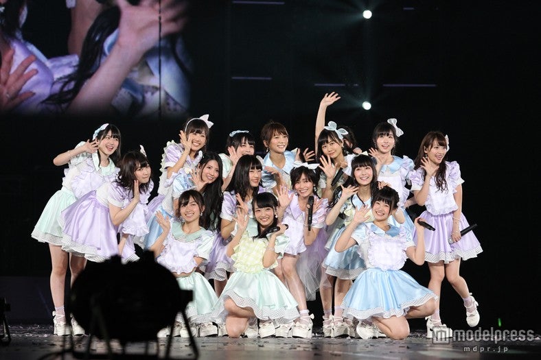 ライブの様子（C）AKS